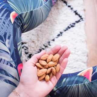 Natural snacks: almonds, the perfect companion for the office, university, sports or on the go - heavenlynnhealthy.com