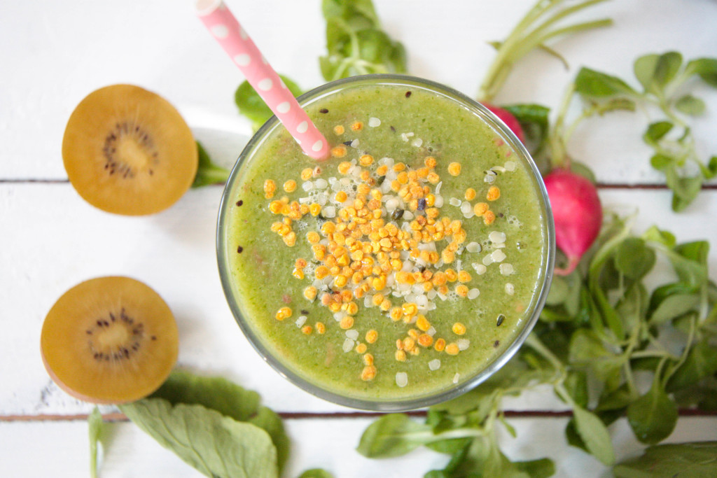 Refreshing Green Summer Smoothie with Radish Leaves