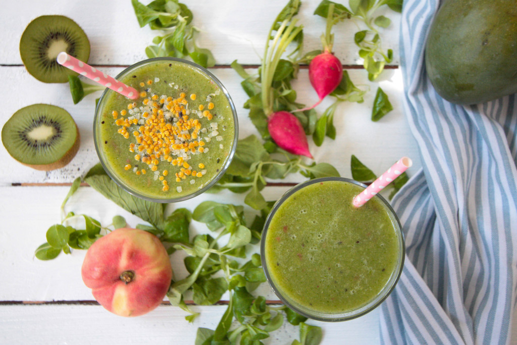 Refreshing Green Summer Smoothie with Radish Leaves