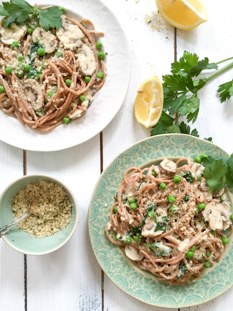 Healthy Spaghetti Carbonara with Creamy Cauliflower-Sauce and Superfood Parmesan