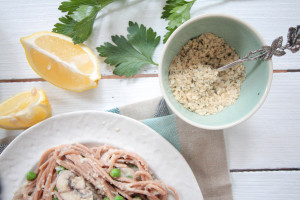 Healthy Spaghetti Carbonara with Creamy Cauliflower-Sauce and Superfood Parmesan