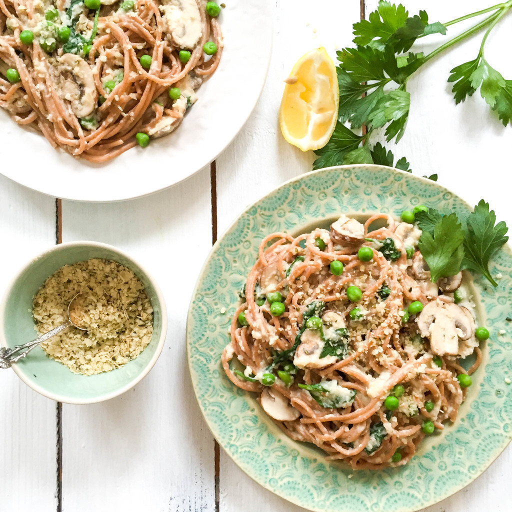 Healthy Spaghetti Carbonara with Creamy Cauliflower-Sauce and Superfood Parmesan