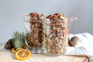 Gingerbread Granola - plantbased, gluten free, refined sugar free, healthy - heavenlynnhealthy.com