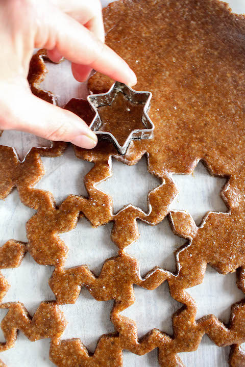 Healthy Almond and Cinnamon Christmas Stars - plant based, gluten free, healthy, refined sugar free - heavenlynnhealthy.com