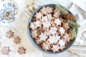 Healthy Almond and Cinnamon Christmas Stars - plant based, gluten free, healthy, refined sugar free - heavenlynnhealthy.com