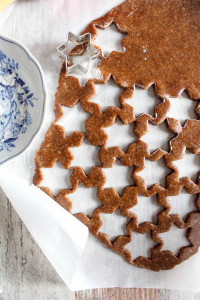 Healthy Almond and Cinnamon Christmas Stars - plant based, gluten free, healthy, refined sugar free - heavenlynnhealthy.com