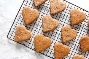 Healthy Gingerbread Cookies - plant based, vegan, gluten free, refined sugar free - heavenlynnhealthy.com
