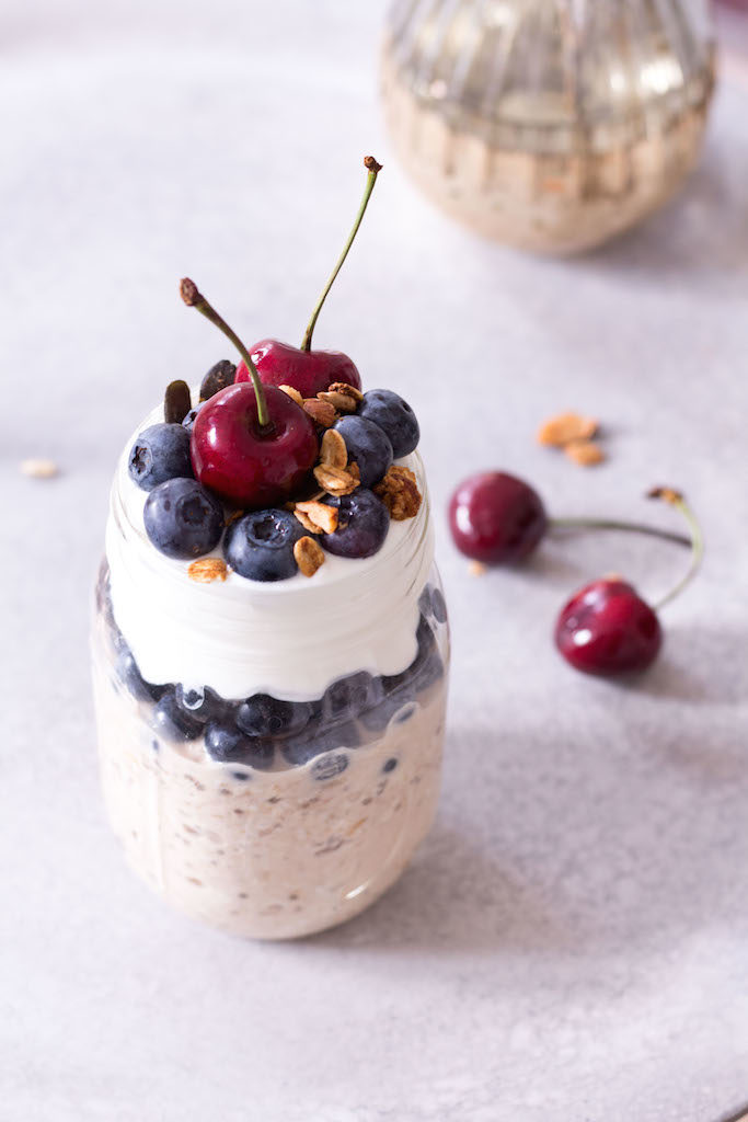 Blueberry Bircher Muesli Parfait with Coconut Yoghurt - vegan, plant based, vegetarian, gluten free - heavenlynnhealthy.com