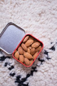 Natural snacks: almonds, the perfect companion for the office, university, sports or on the go - heavenlynnhealthy.com