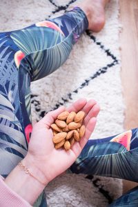 Natural snacks: almonds, the perfect companion for the office, university, sports or on the go - heavenlynnhealthy.com