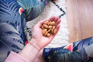 Natural snacks: almonds, the perfect companion for the office, university, sports or on the go - heavenlynnhealthy.com