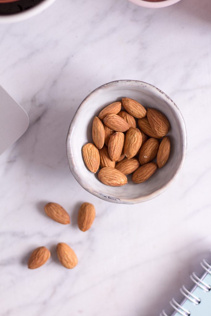 Natural snacks: almonds, the perfect companion for the office, university, sports or on the go - heavenlynnhealthy.com