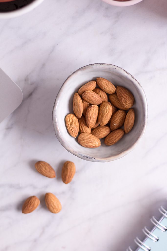 Natural snacks: almonds, the perfect companion for the office, university, sports or on the go - heavenlynnhealthy.com