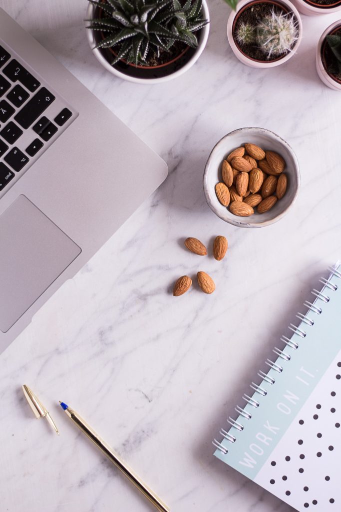Natural snacks: almonds, the perfect companion for the office, university, sports or on the go - heavenlynnhealthy.com