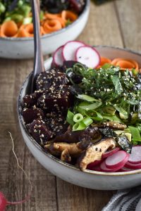 Healthy Poké-Bowl with Chili-Tahini-Sauce - plant-based, vegan, gluten free, refined sugar free - heavenlynnhealthy.com