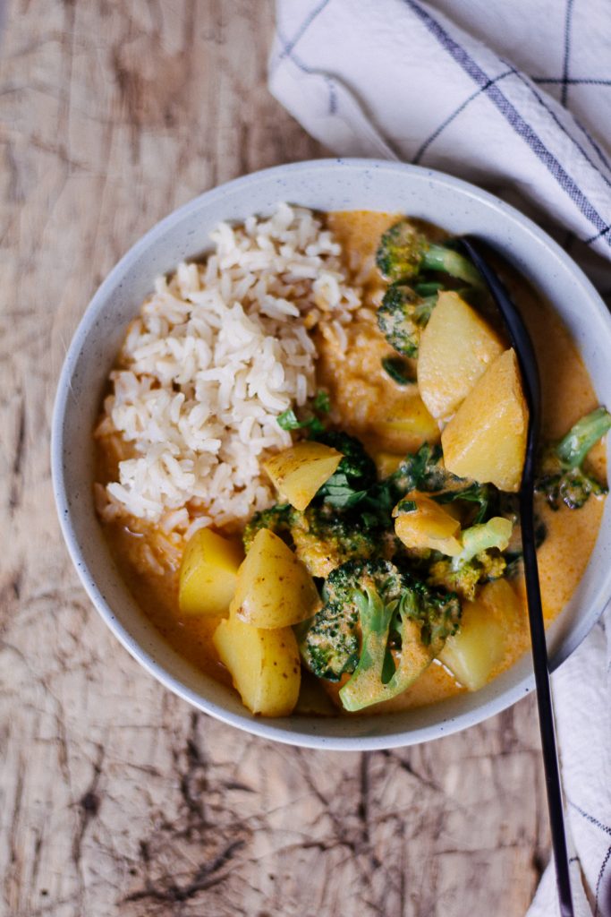 Easy Autumn Curry with (Almost) 5 ingredients - plant-based, vegan, gluten free, refined sugar free - heavenlynnhealthy.com 