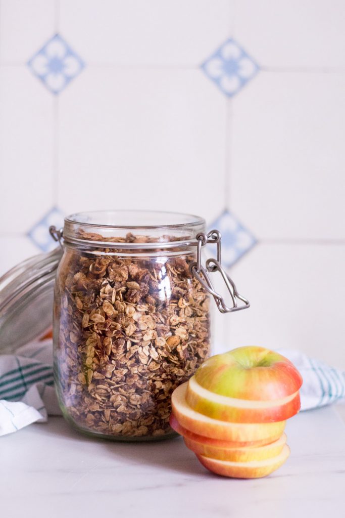 Crunchy apple overnight oats - plant-based, vegan, gluten free, refined sugar free - heavenlynnhealthy.com