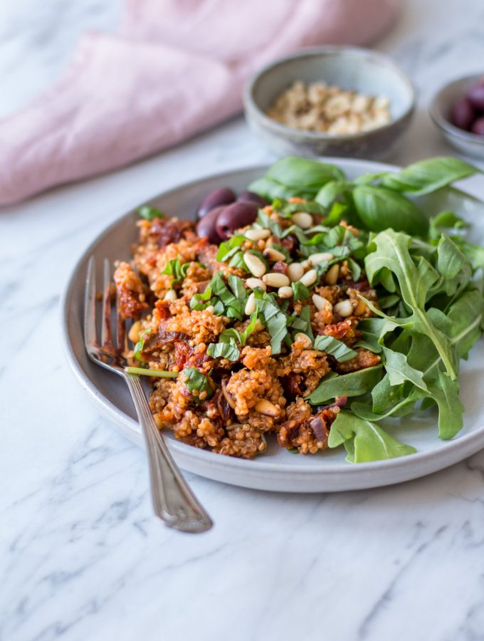 Super quick mediterranean sun-dried tomato quinoa - 30 minute recipes - plant-based, vegan, gluten free, refined sugar free - heavenlynnhealthy.com