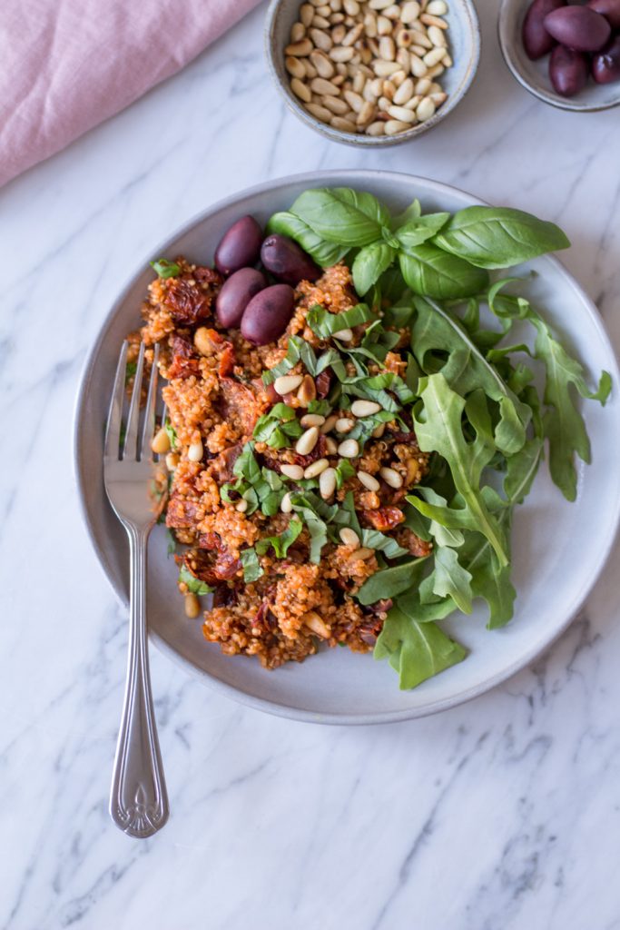 Super quick mediterranean sun-dried tomato quinoa - 30 minute recipes - plant-based, vegan, gluten free, refined sugar free - heavenlynnhealthy.com